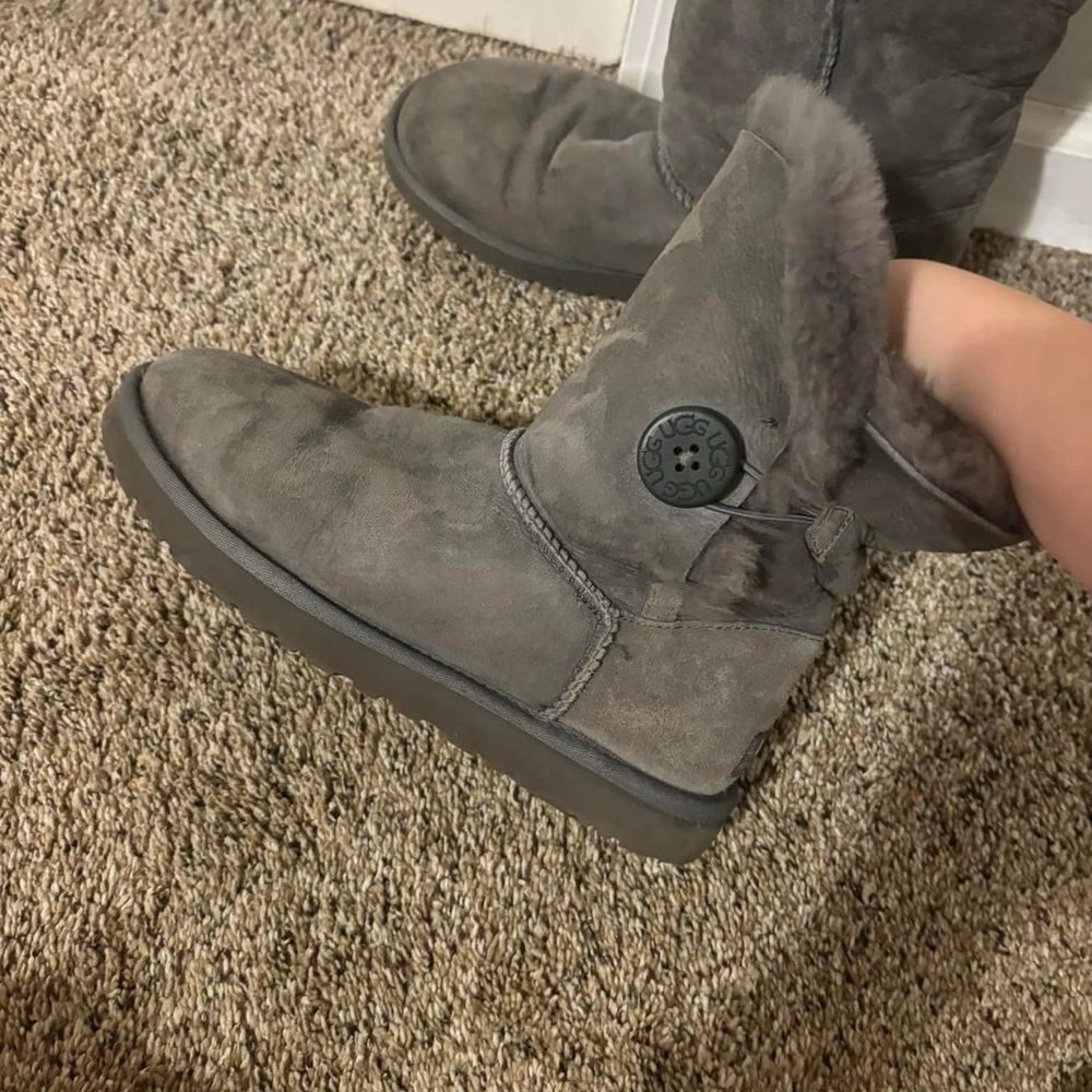 Ugg Bailey button size 8 grey boots